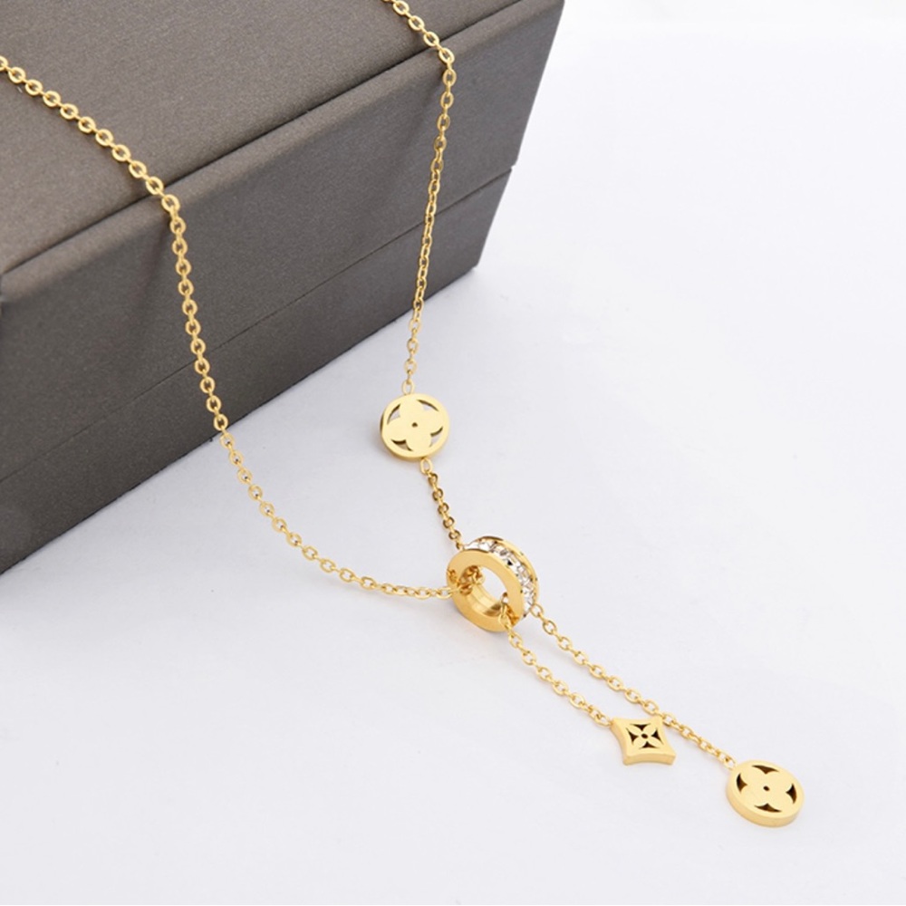 Elegant Gold Pendant Necklace